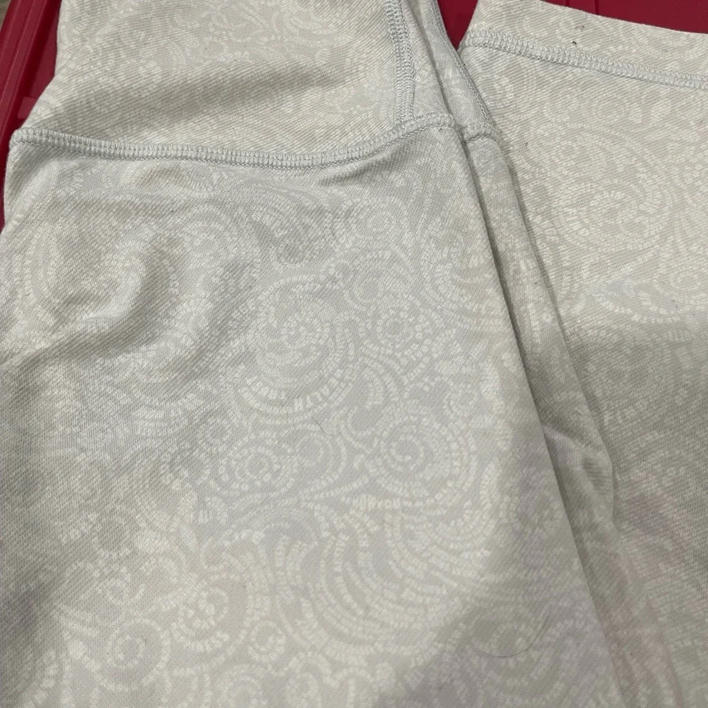 Lululemon patterned cropped, soft and comfy size 4, so cute - Picture 5 of 11